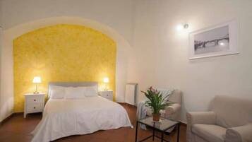 1 habitación, caja de seguridad en la habitación y escritorio