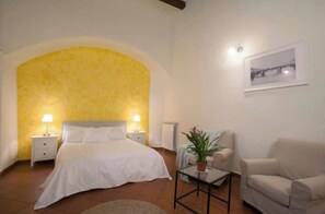 1 chambre, coffre-fort, bureau, fer et planche à repasser