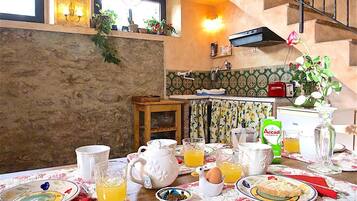 Familien-Maisonette, Balkon, Hügelblick | Eigene Küche | Kühlschrank, Herdplatte, Wasserkocher mit Kaffee-/Teezubehör, Hochstuhl