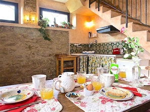 Dúplex familiar, balcón, vistas a la colina | Cocina privada | Frigorífico, placa de cocina, cafetera o tetera y trona infantil