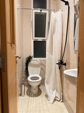 Sèche-cheveux, serviettes fournies, papier toilette
