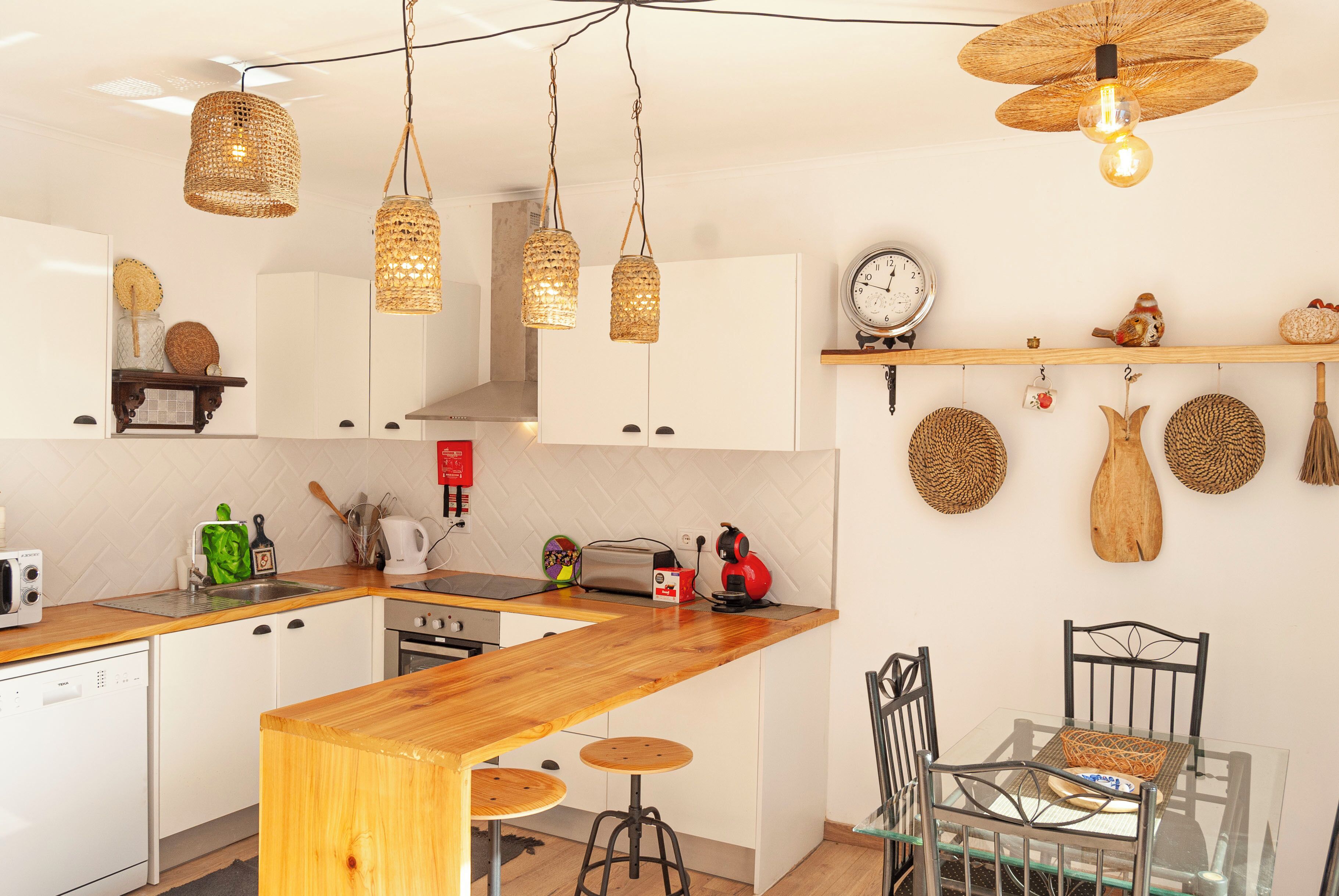 Køleskab, mikrobølgeovn, ovn, kogeplade