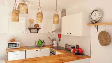 Køleskab, mikrobølgeovn, ovn, kogeplade