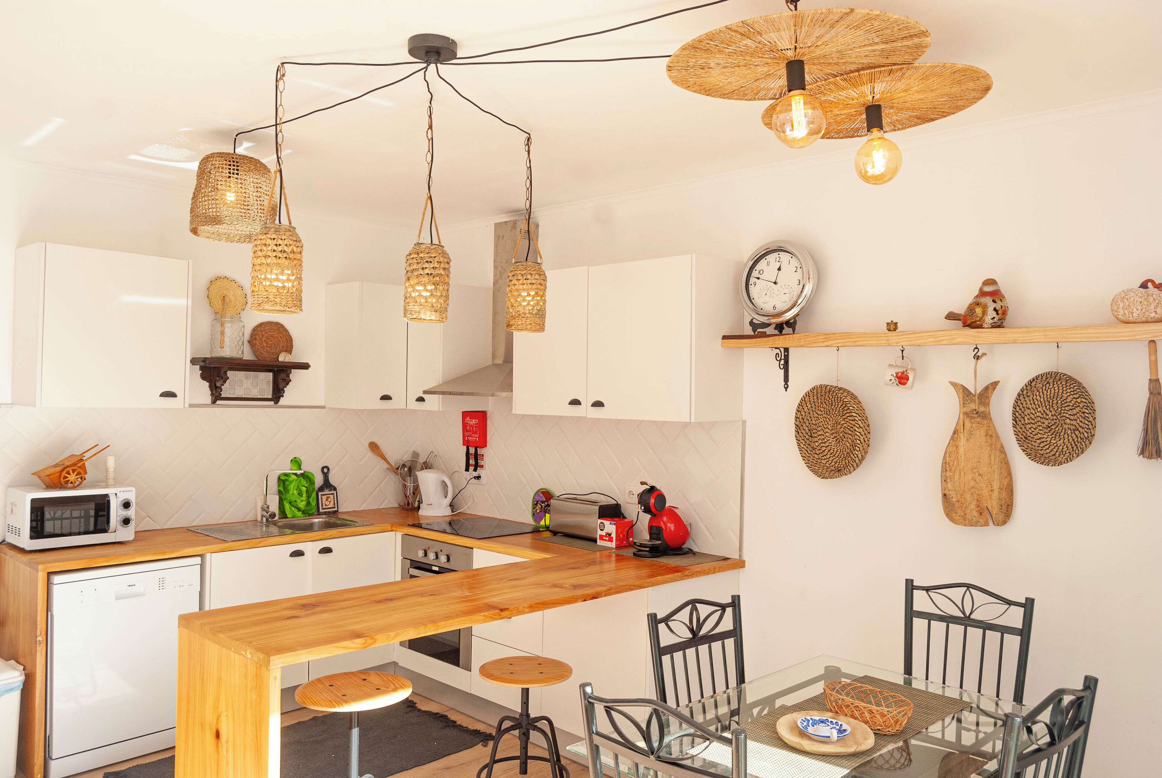 Geladeira, micro-ondas, fogão, cooktop