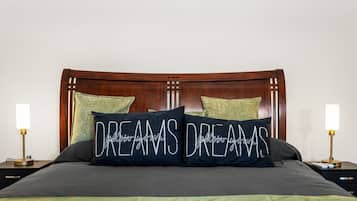 1 habitación, escritorio, tabla de planchar con plancha y cuna de viaje