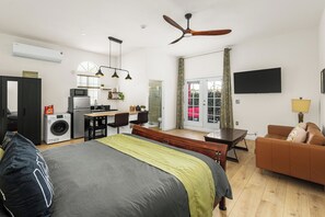 1 bedroom, desk, iron/ironing board, travel cot - Luxurious, Spacious, Private studio in Great location! (Orange)