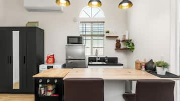 Refrigerador, microondas, parrilla de estufa y cafetera y tetera