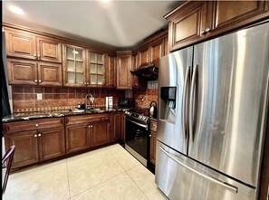 Oven, stovetop - Funky & Bright 4 Bed Apt in Prime location! (Philadelphia)