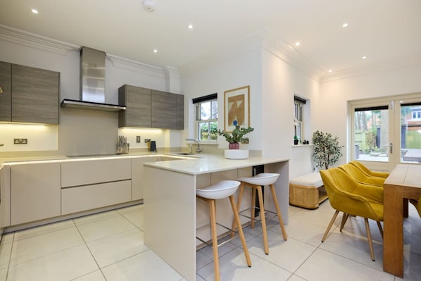 House - The Ascot Escape - Stylish 4bdr With Courtyard (Ascot)