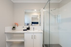 Haartrockner, Seife, Shampoo, Toilettenpapier