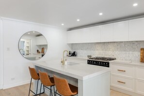 ثلاجة، ميكروويف، فرن، موقد طهي مسطح