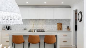 Geladeira, micro-ondas, fogão, cooktop