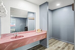 Toallas, jabón, shampoo, papel higiénico