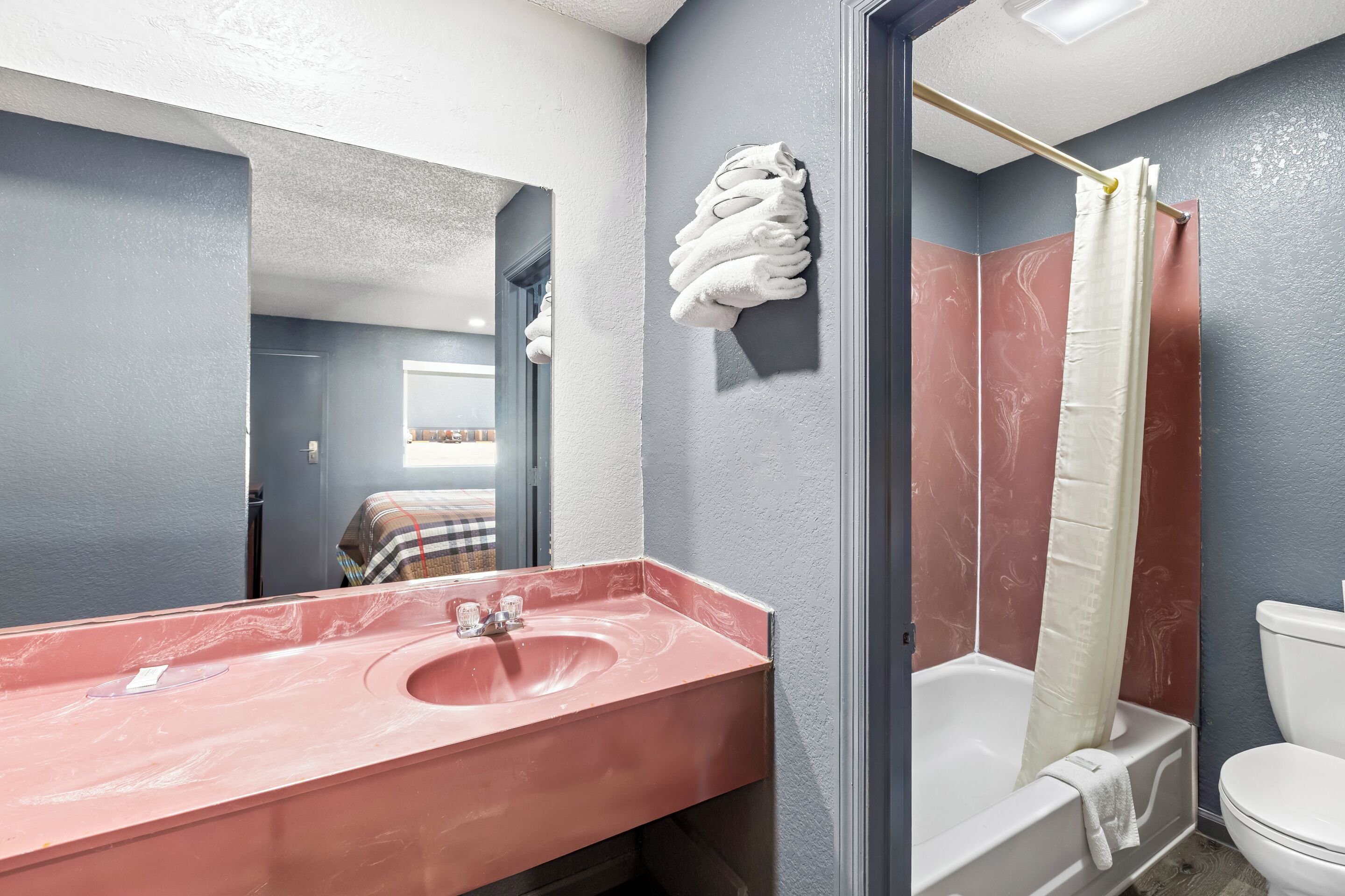 Room, 1 King Bed, Smoking | Bathroom | Towels, soap, shampoo, toilet paper