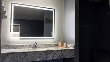 Room, 1 King Bed, Smoking | Bathroom