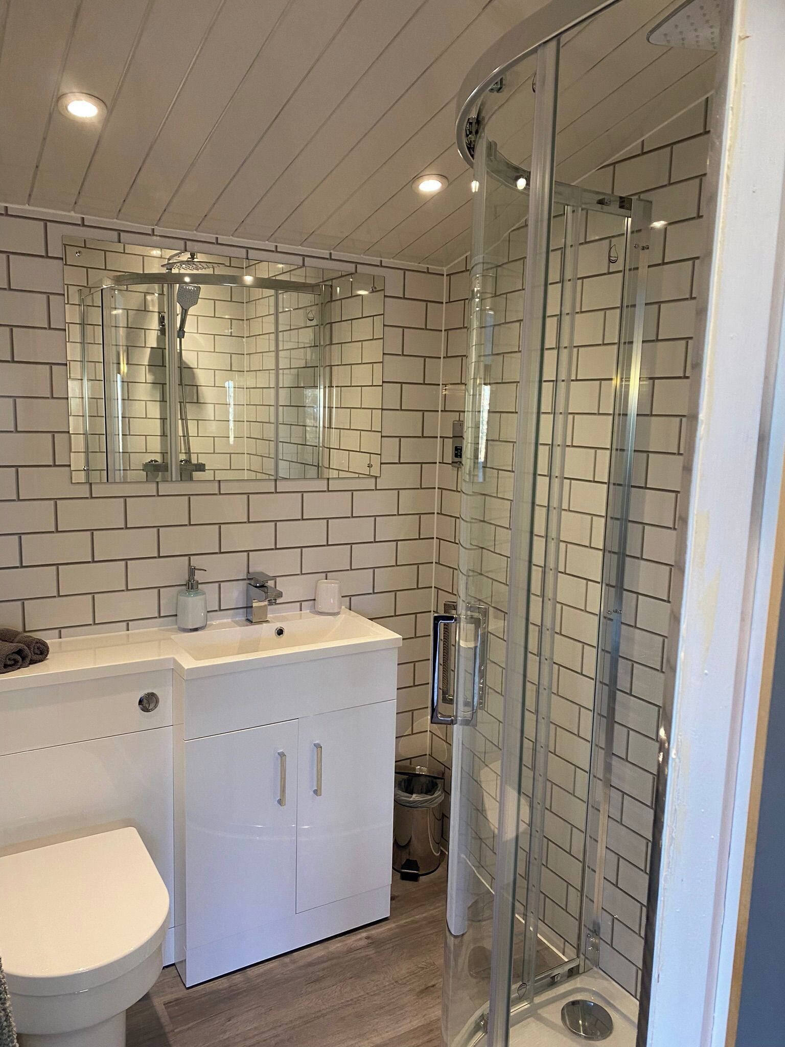 Cabin | Bathroom | Shower, towels, toilet paper