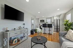 Flat-screen TV - LunaVista's Cozy Corner, 1B&1Bth (Hempstead)