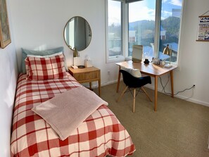 3 makuuhuonetta, työpöytä, silitysrauta/-lauta, vauvan matkasänky