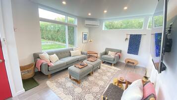 Smart-TV, bøker, stereoanlegg og kontorer