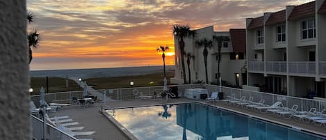 Una piscina al aire libre, una piscina climatizada