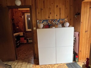 Douche, serviettes fournies, papier toilette