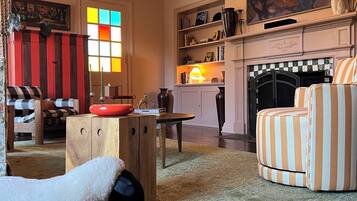 智能電視、壁爐、書籍、音樂庫