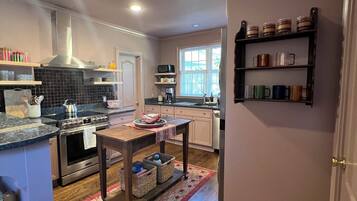 雪櫃、微波爐、焗爐、爐具