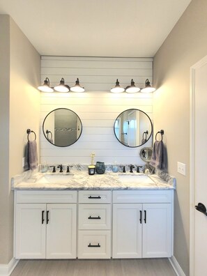 Jetted tub, hair dryer, bidet, towels