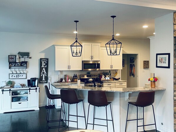 Fridge, microwave, oven, stovetop - Cozy ranch home w/ screened-in porch perfect for your Derby stay! (Simpsonville)