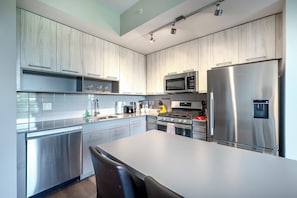 Luxury Apartment, Balcony | Private kitchen | Full-size fridge, microwave, oven, stovetop - Escape - 708 (Stamford)