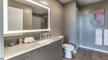 Apartemen Mewah, balkon | Kamar mandi | Kombinasi shower/bathtub dan perlengkapan mandi gratis