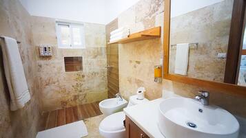 Toallas, jabón, papel de baño