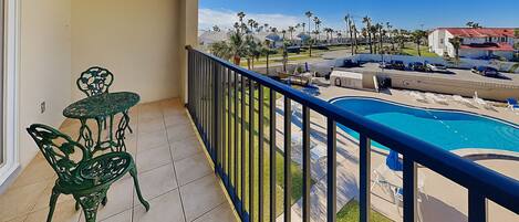 Condo (2 Bedrooms) | Front of property