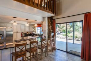 冷蔵庫、電子レンジ、オーブン、コンロ