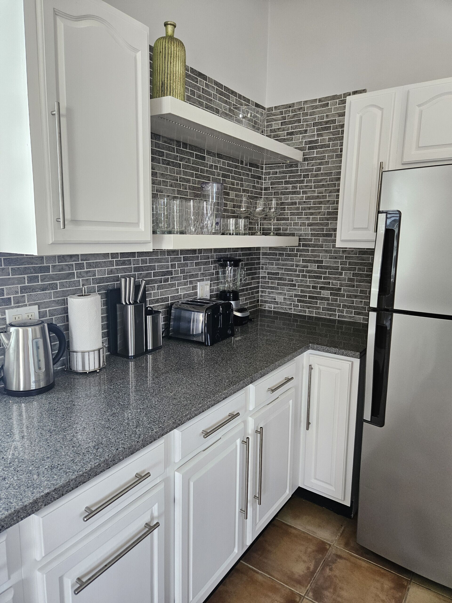 Réfrigérateur, micro-ondes, four, cafetière/bouilloire