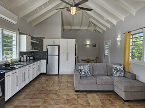 Frigorífico, microondas, horno y cafetera o tetera