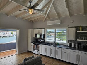 Frigorífico, microondas, horno y cafetera o tetera