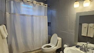 Dusche, Haartrockner, Handtücher