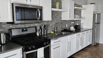 Refrigerador, microondas, horno y cafetera y tetera