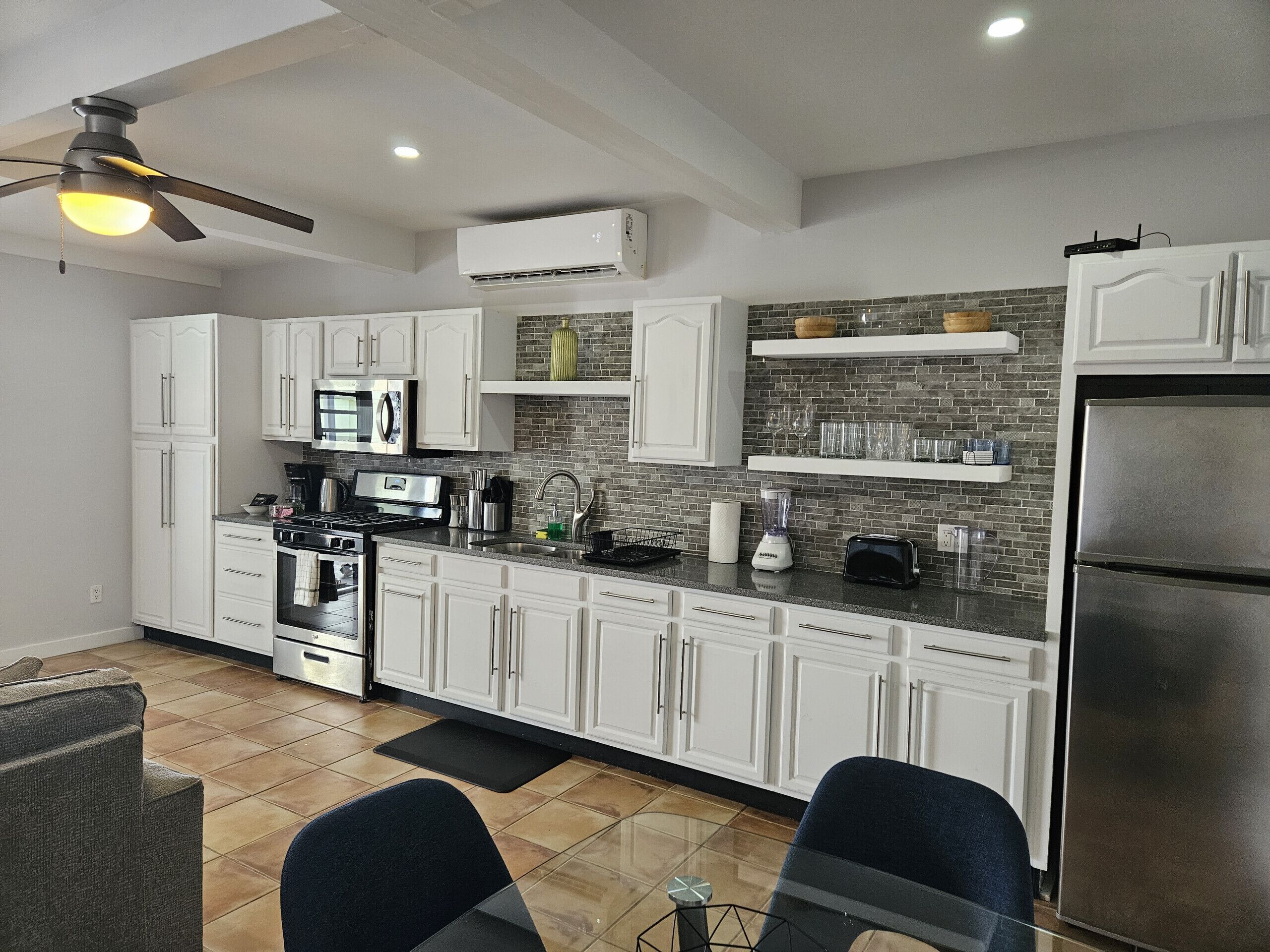 Kühlschrank, Mikrowelle, Ofen, Wasserkocher mit Kaffee-/Teezubehör