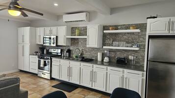 Kühlschrank, Mikrowelle, Ofen, Wasserkocher mit Kaffee-/Teezubehör