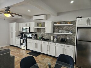 Kühlschrank, Mikrowelle, Ofen, Wasserkocher mit Kaffee-/Teezubehör