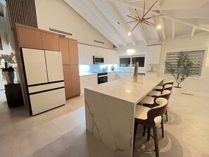 Fridge, microwave, oven, stovetop - 5-4 house with canal and pool (Little Torch Key)