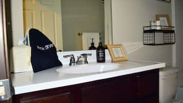 Sèche-cheveux, serviettes fournies, savon, papier toilette