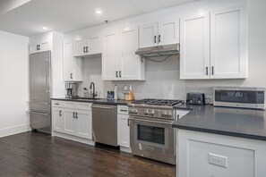 冷蔵庫、電子レンジ、オーブン、コンロ