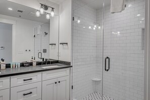Douche, séchoir à cheveux, serviettes fournies, savon