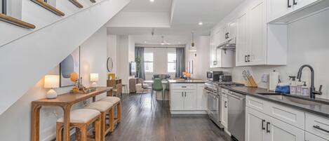 Een koelkast, een microgolfoven, een oven, een kookplaat