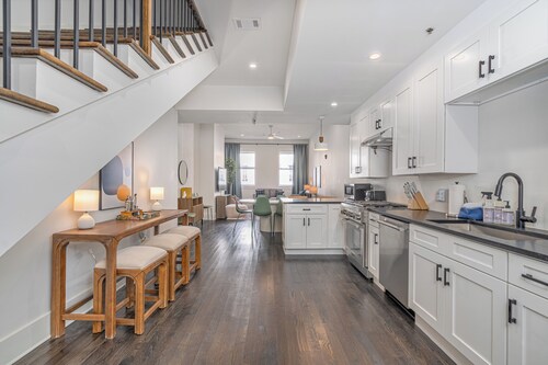 Historic Townhome E - Downtown Savannah!