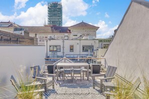 Outdoor dining - Rooftop Deck on Broughton! (Savannah)