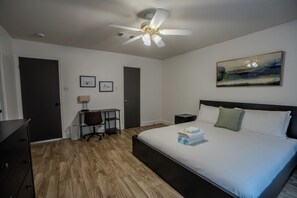 3 dormitorios, escritorio, tabla de planchar con plancha y cuna de viaje